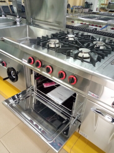 Cucina A Gas Con 4 Fuochi E Forno 